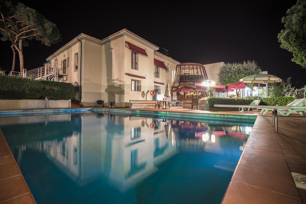 Hotel Kon Tiki San Vincenzo Exteriör bild