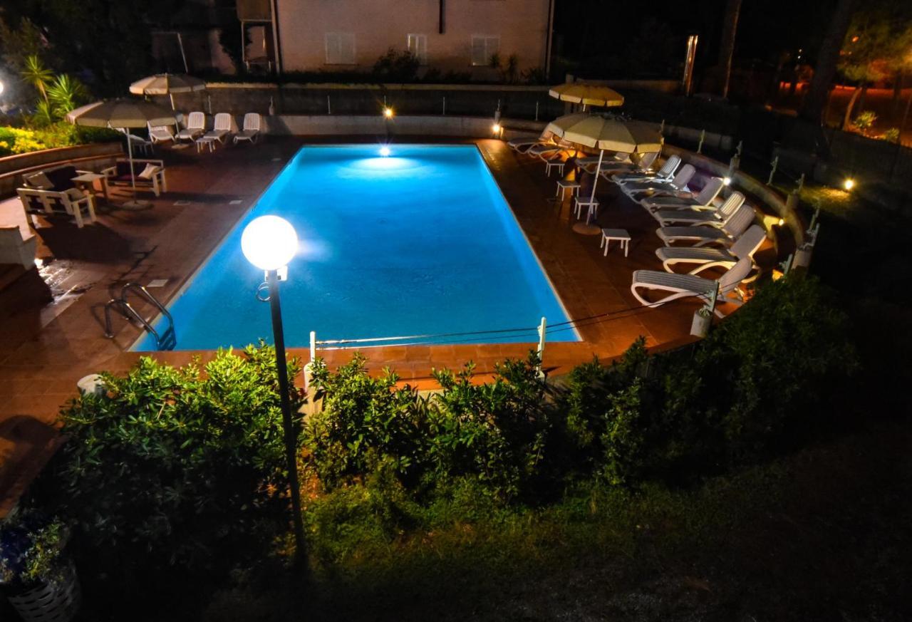 Hotel Kon Tiki San Vincenzo Exteriör bild