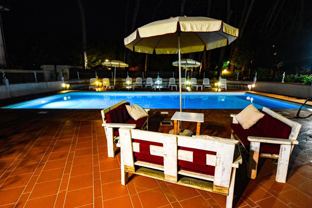 Hotel Kon Tiki San Vincenzo Exteriör bild
