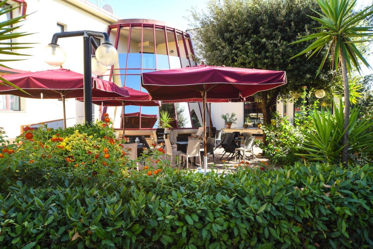Hotel Kon Tiki San Vincenzo Exteriör bild